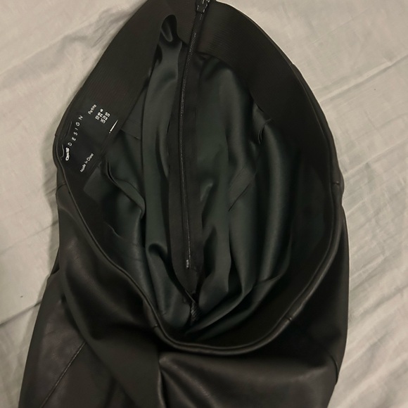 ASOS D E S I G N, faux leather high rise leggings with zipper at the side - Picture 6 of 6
